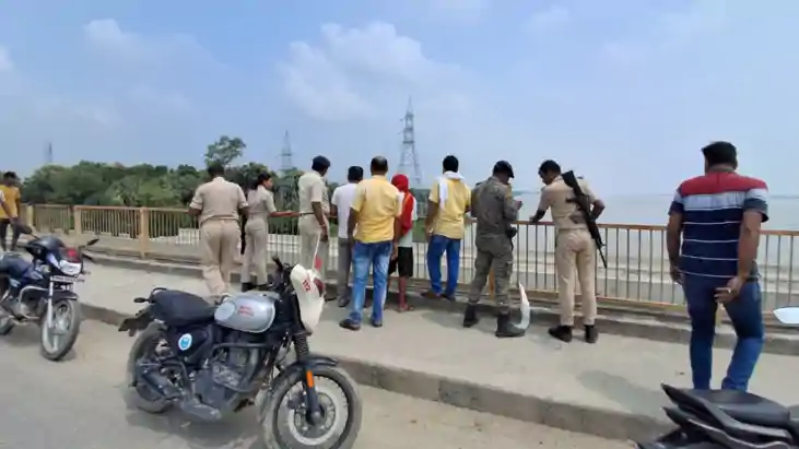 Bihar News : छपरा में जयप्रभा सेतु से इंजीनियरिंग की छात्रा 