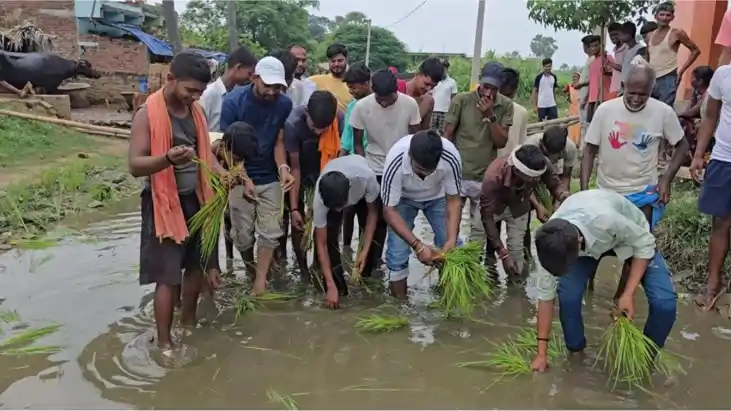 जलजमाव से परेशान ग्रामीणों ने सड़क पर रोपा धान, सांसद और विध