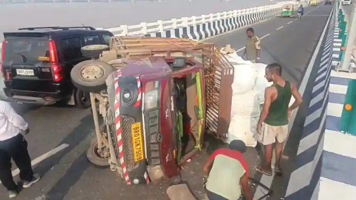 पटना मरीन ड्राइव पर पलटा मालवाहक वाहन, टायर ब्लास्ट के बाद ज