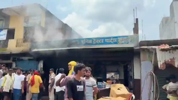 सासाराम के अकोढ़ीगोला में इलेक्ट्रिक स्कूटी गोदाम में भीषण आ