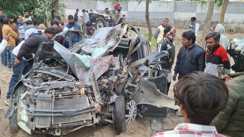 मौत की रफ्तार: पेड़ से टकराई बेकाबू कार, दो सगे भाइयों समेत चार की दर्दनाक मौत