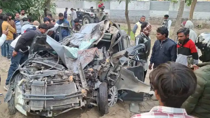 मौत की रफ्तार: पेड़ से टकराई बेकाबू कार, दो सगे भाइयों समेत 