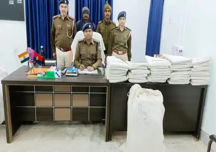 बिहार के बॉर्डर पर , बाइक सवार तस्करों के नेटवर्क को खंगाल र