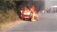 Bihar News : मुंगेर में बीच सड़क पर धू-धूकर जलने लगी कार, इलाके में मची  अफरा तफरी 