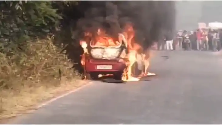Bihar News : मुंगेर में बीच सड़क पर धू-धूकर जलने लगी कार, इला