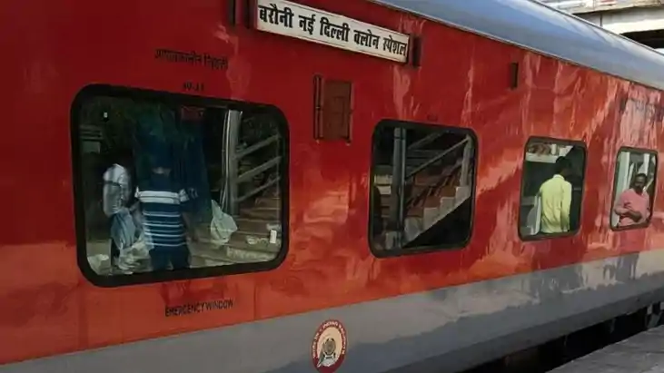 Bihar Train News : मुजफ्फरपुर में असामाजिक तत्वों ने ट्रेन प