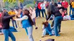 बॉयफ्रेंड को गुड मॉर्निंग पर छिड़ी ऐसी जंग कि छात्राएं बन गईं पहलवान, सरेआम चले लात-घूंसे