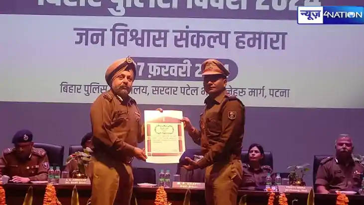 IPS अफसर कुमार आशीष को DGP ने केंद्रीय गृह मंत्री पदक से किय IPS अफसर कुमार आशीष को DGP ने केंद्रीय गृह मंत्री पदक से किय