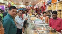 नाम 'अन्नपूर्णा' और ग्राहकों को बेच रहे फफूंदी वाली मिठाइयां, मोतिहारी के बड़े रेस्टोरेंट में छापेमारी करने पहुंची टीम भी हुई हैरान