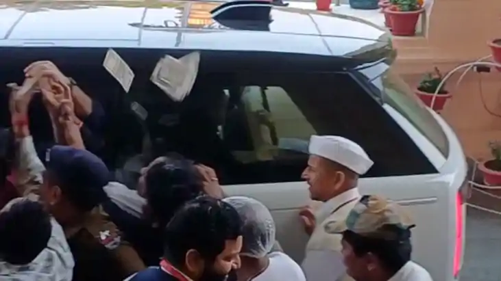 जेडीयू विधायक अमरेंद्र पाण्डेय विधानसभा में लूटाने लगे रूपये