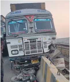 महात्मा गांधी सेतु पर ट्रक और बाइक की टक्कर, एक लेन से हो रहा परिचालन; यात्रियों के लिए एडवाइजरी जारी
