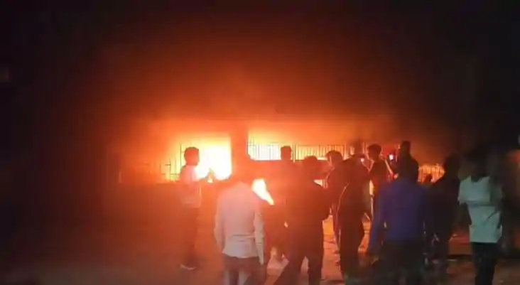 बदमाशों ने पंचायत भवन को किया खाक:  सैकड़ों कुर्सियां और रिक