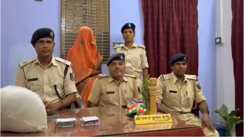 पुलिस का नशे के खिलाफ बड़ा एक्शन: 2 किलो गांजे के साथ महिला तस्कर गिरफ्तार, दोस्त की हत्या के बाद कसा शिकंजा