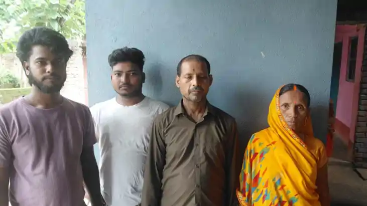 Bihar News: 31 साल बाद घर लौटा बिछड़ा बेटा, वापसी से छलक पड़