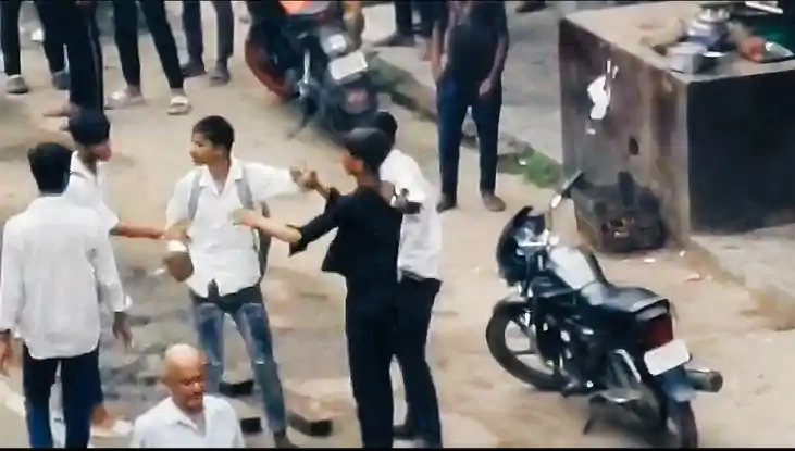 Bihar Crime - सीएम नीतीश के गृह जिले में  बीच सड़क छात्र की 