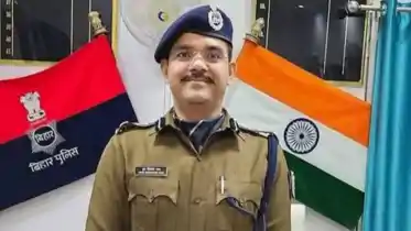 Bihar News : भरत तिवारी का कथित चचेरा भाई आशीष तिवारी होगा बर्खास्त, चंपारण रेंज के DIG हरकिशोर राय ने पुलिस मुख्यालय से की अनुशंसा