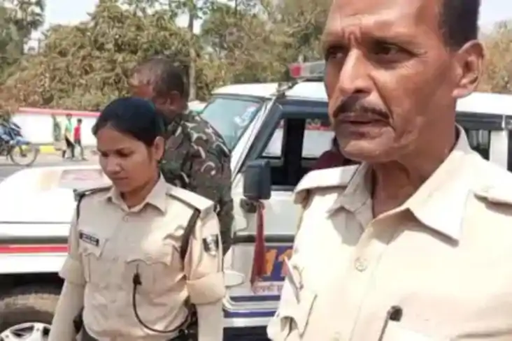 Bihar News: भागलपुर में रात के अंधेरे में सड़क किनारे पड़ा म