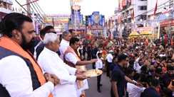 Bihar News : पटना के श्रीराम चौक पर मुख्यमंत्री नीतीश कुमार ने किया शोभा यात्रा का अभिनंदन, राज्यवासियों को दीं शुभकामनायें