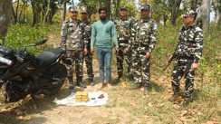 Bihar News : इंडो-नेपाल बॉर्डर पर SSB की बड़ी कार्रवाई, 4 किलो चरस के साथ तस्कर को किया गिरफ्तार, बाइक जब्त