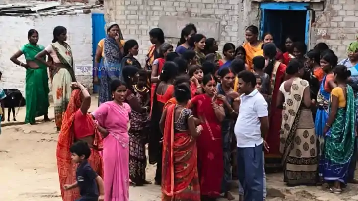 Bihar News : वट सावित्री की पूजा कर महिलाएं कर रही थी पति के Bihar News : वट सावित्री की पूजा कर महिलाएं कर रही थी पति के