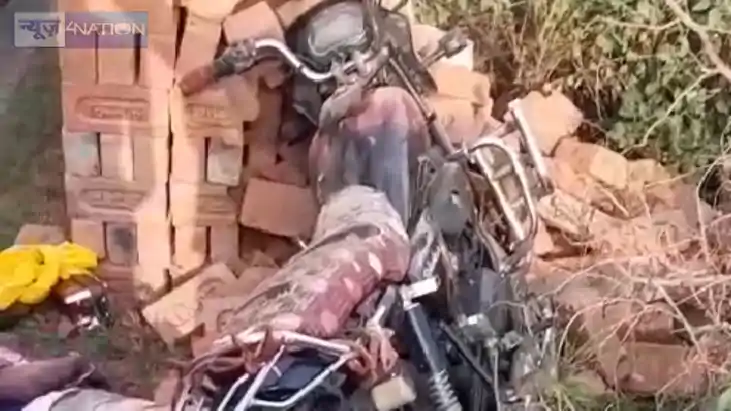 Bike Accident - सड़क किनारे रखी ईंटों से टकराकर बाइक युवक क Bike Accident - सड़क किनारे रखी ईंटों से टकराकर बाइक युवक क