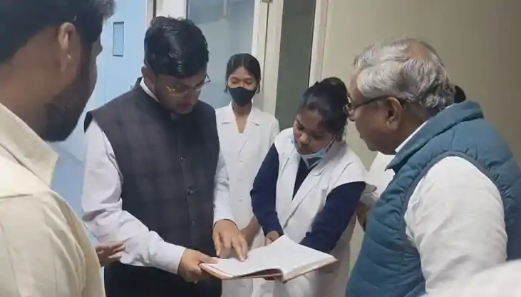 निरीक्षण के दौरान सदर अस्पताल में गंदगी देख भड़के डीएम कर्मी