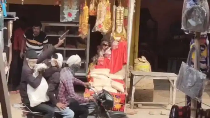 दिनदहाड़े एक करोड़ की लूट, नकाबपोश अपराधियों ने फैलाई दहशत