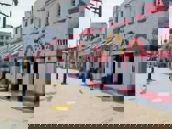 चलती ट्रेन से गिरते यात्री की RPF जवानों ने बचाई जान, CCTV में कैद हुई पूरी घटना, ट्रेन मैनेजर पर फूटा गुस्सा