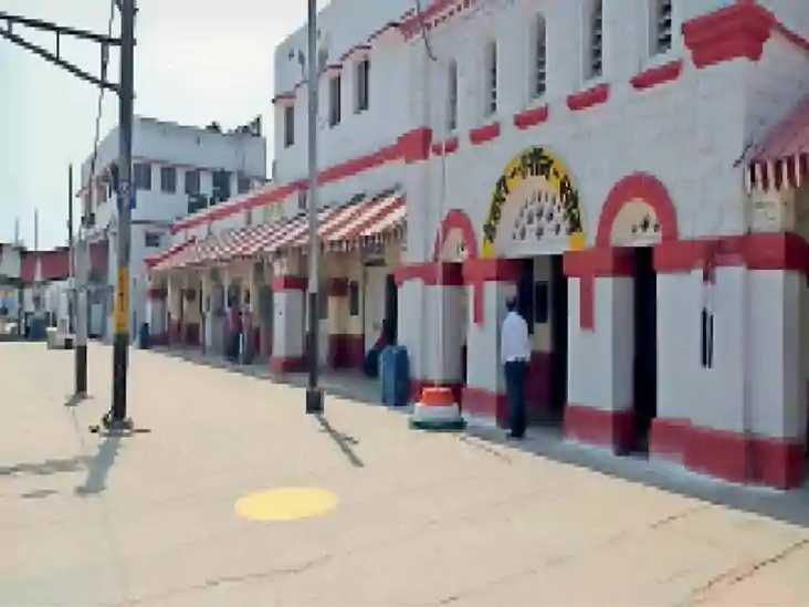 चलती ट्रेन से गिरते यात्री की RPF जवानों ने बचाई जान, CCTV म