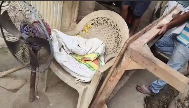 पांच लाख इनामी बदमाश के घर चौथी बार कुर्की–जब्ती, भारी पुलिस