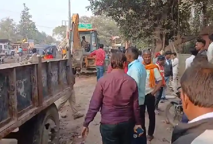 सड़क किनारे लगे अतिक्रमण पर चला प्रशासन  का बुलडोजर, हटाई गई