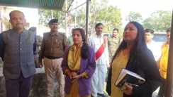 डीएम के सामने पकड़ा गया भ्रष्ट सीओ का झूठ..., RTPS के जर्जर काउंटर को लेकर जब डीएम साहब के सामने ADM ने, Co से किया सवाल, मिला जवाब - पैसा आया लेकिन पता नहीं...