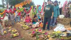 बांका जिले में आस्था के सागर में डूबा जनसैलाब, अस्ताचलगामी सूर्य को अर्घ्य देने उमड़ी श्रद्धालुओं की भीड़