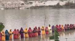 मधुबनी में व्रतियों ने दिया डूबते सूर्य को अर्घ्य, छठ घाटों पर दिखी कड़ी सुरक्षा व्यवस्था