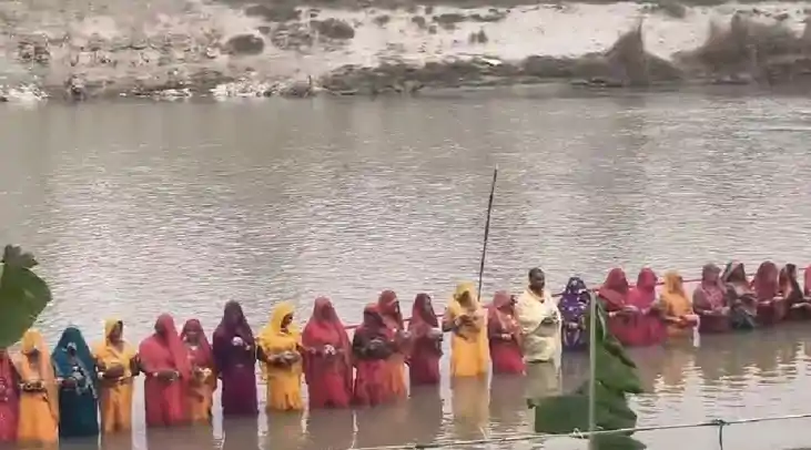  मधुबनी में व्रतियों ने दिया डूबते सूर्य को अर्घ्य, छठ घाटों