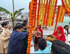 पटना में नदी घाटों के साथ घर पर भी पानी के टब में खड़े होकर दिया भगवान सूर्य को अर्घ्य, दिखा उत्साह