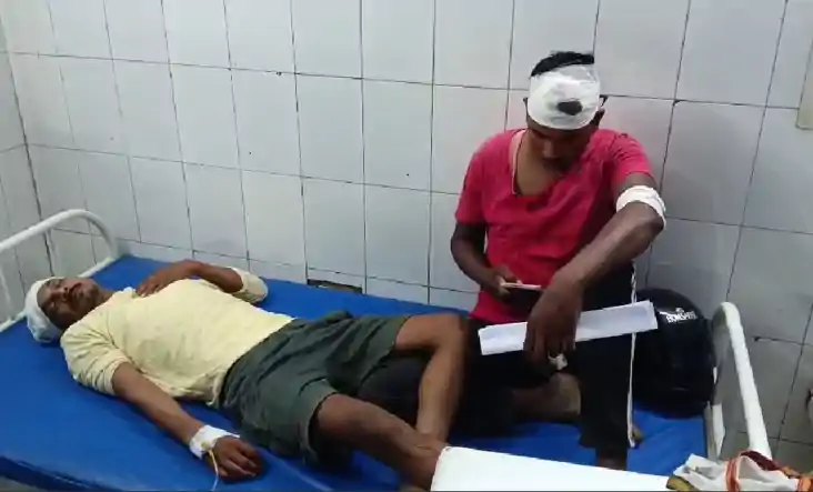 केले के बगान को बचाने की कोशिश में लगे पिता-पुत्र को दबंगों  केले के बगान को बचाने की कोशिश में लगे पिता-पुत्र को दबंगों