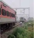 दो टुकड़ों में बंटी मुंबई से भागलपुर जा रही एक्सप्रेस ट्रेन, यात्रियों में मची अफरा-तफरी दो टुकड़ों में बंटी मुंबई से भागलपुर जा रही एक्सप्रेस ट्रेन, यात्रियों में मची अफरा-तफरी