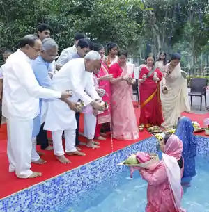 CM आवास पर छठ की छटा: मुख्यमंत्री नीतीश कुमार ने परिवार के साथ दिया  अस्ताचलगामी सूर्य को अर्घ्य