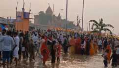 छठ पूजा की पहली अर्घ्य अस्तगामी सूर्य को देने अजगैबिनाथ गंगा घाट में हजारों श्रद्धालुओं की भीड़ उमड़ी