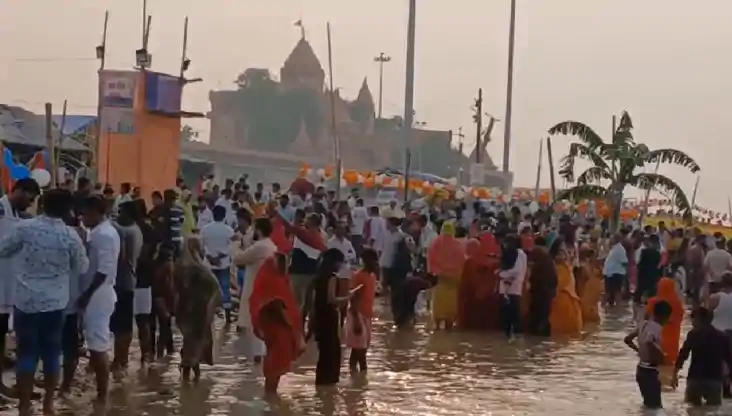 छठ पूजा की पहली अर्घ्य अस्तगामी सूर्य को देने अजगैबिनाथ गंगा छठ पूजा की पहली अर्घ्य अस्तगामी सूर्य को देने अजगैबिनाथ गंगा