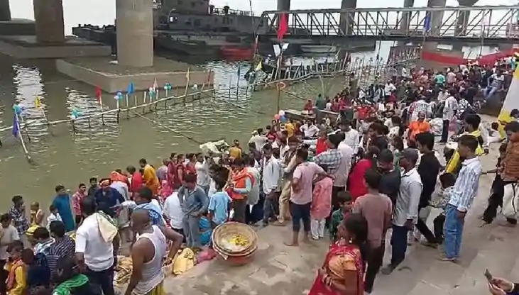 अस्ताचल सूर्य को अर्घ्य देने के लिए हजारों की संख्या में पटन अस्ताचल सूर्य को अर्घ्य देने के लिए हजारों की संख्या में पटन