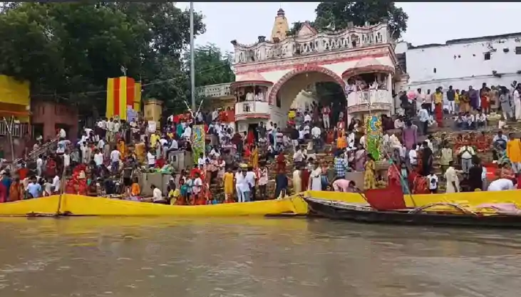 वैशाली में भगवान भास्कर की पूजा के लिए छठ घाटों पर उमड़ा आस्थ