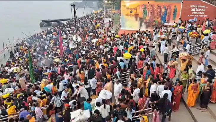 मुंगेर में छठ का रंग गंगा घाटों से लेकर गाँव तक उमड़ा आस्था 