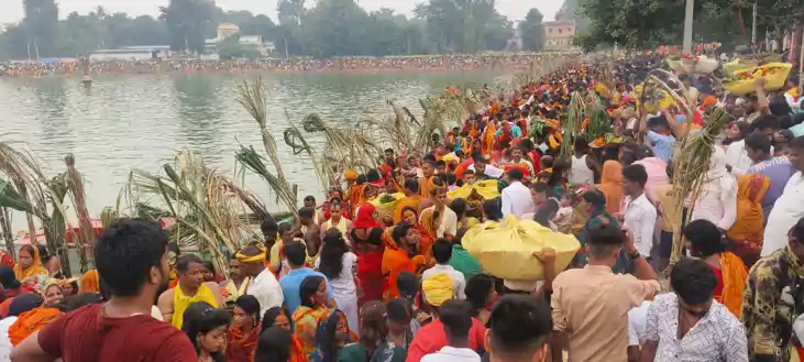 द्वापरकलीन उल्लार्क सूर्य मंदिर में उमड़ी सूर्य उपासना के लि