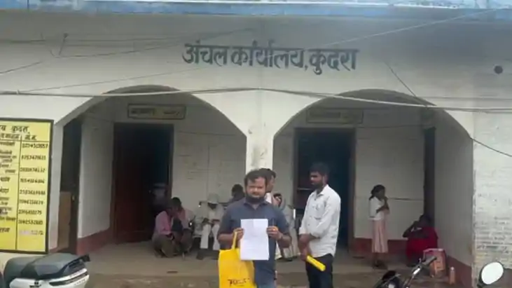 कैमूर के इस अंचल कार्यालय के राजस्व कर्मी और प्रधान लिपिक पर
