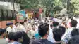 मारपीट में घायल वृद्ध की इलाज के दौरान मौत, परिजनो ने थाने के गेट पर शव रखकर किया प्रदर्शन