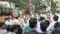 मारपीट में घायल वृद्ध की इलाज के दौरान मौत, परिजनो ने थाने के गेट पर शव रखकर किया प्रदर्शन
