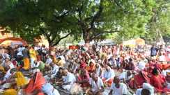 Pitrupaksha 2026 : प्रेतशिला पर्वत पर पिंडदान के लिए उमड़ा आस्था का जनसैलाब, क्यों उड़ाया जाता है सत्तू, जानिए 