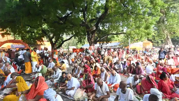 Pitrupaksha 2026 : प्रेतशिला पर्वत पर पिंडदान के लिए उमड़ा आ